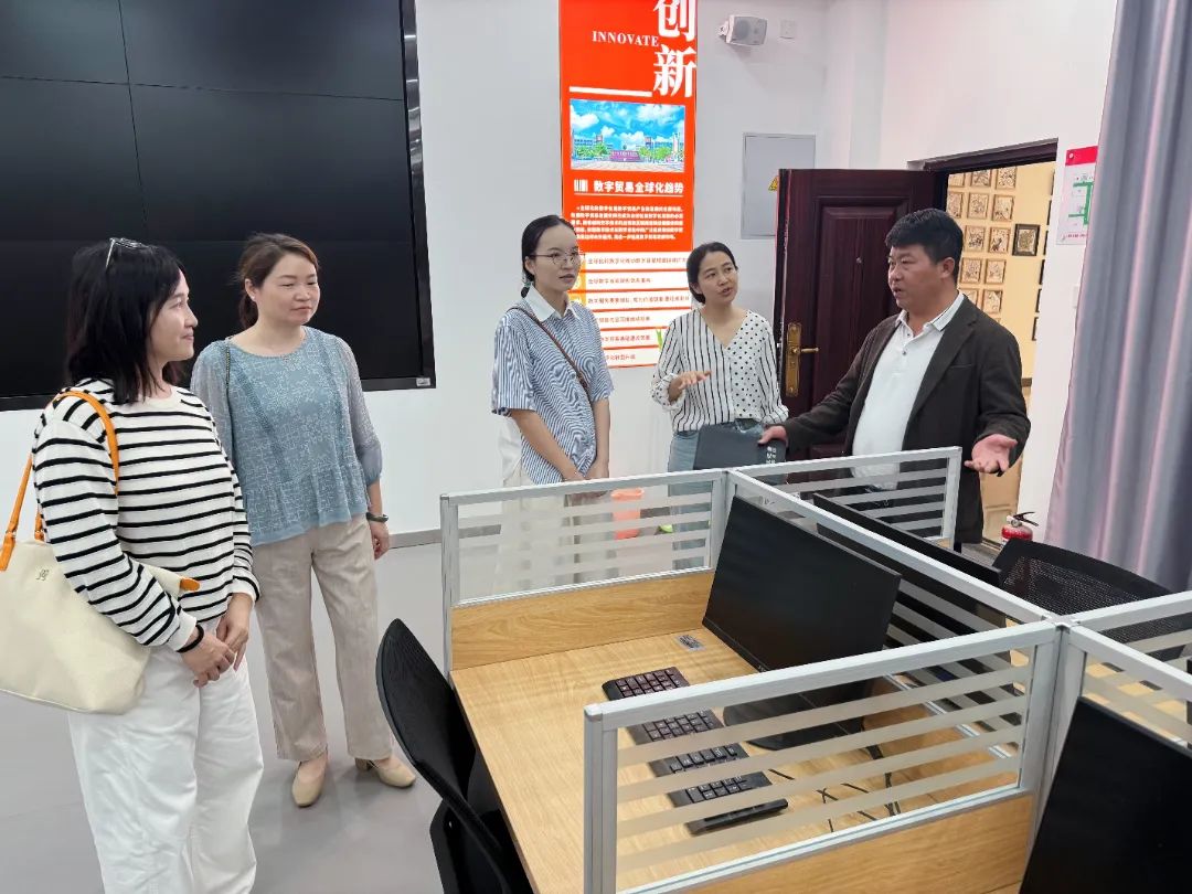 数字贸易生产性实训中心参观(1).jpg